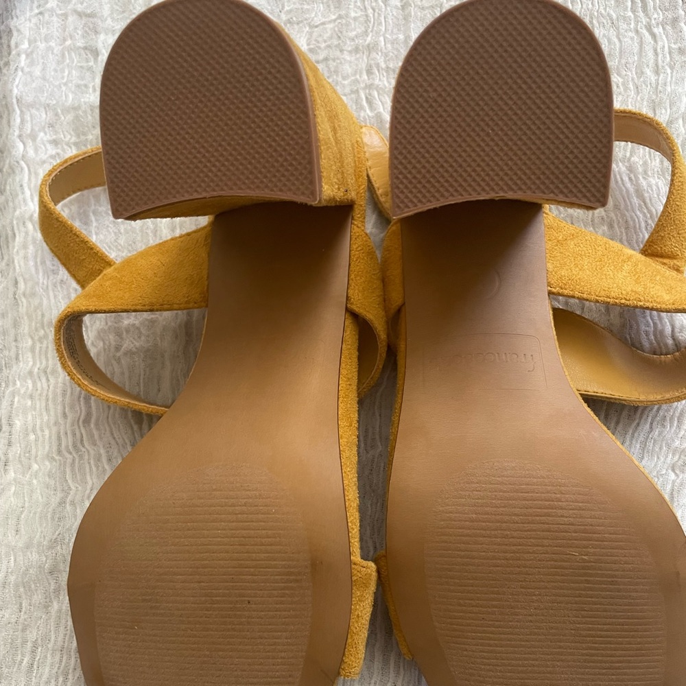 NW Gold sandals - Picture 2 of 3